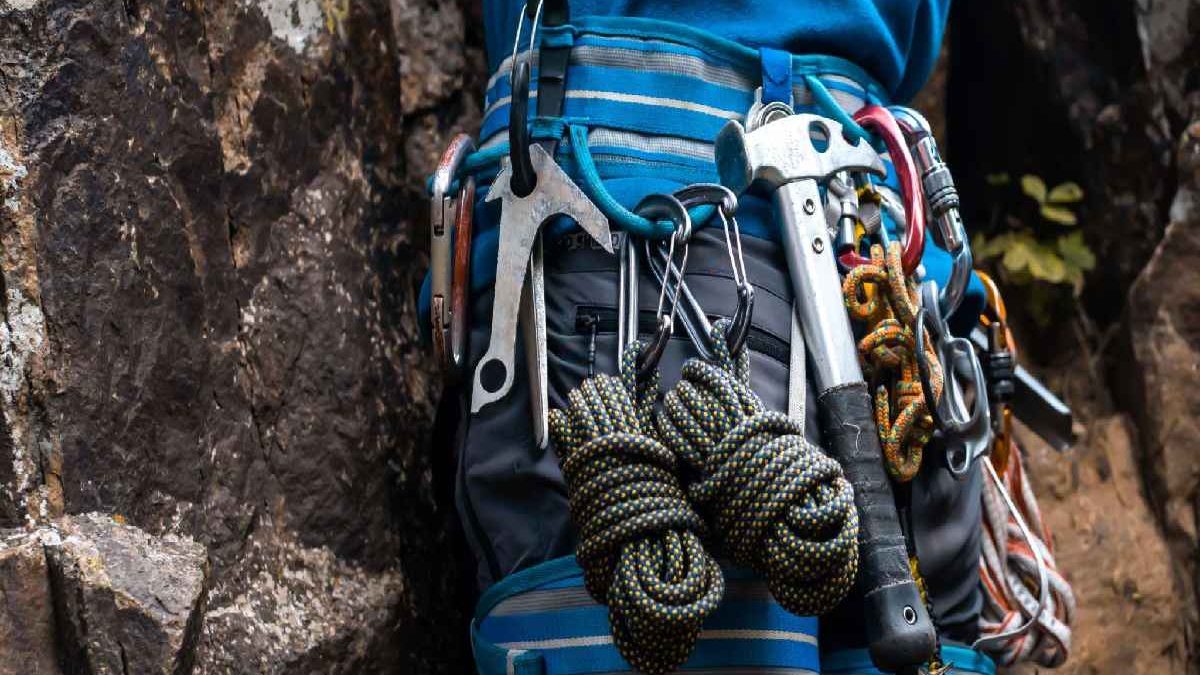 Outdoor Apparel Every Mountain Climbing Beginners Should Bring