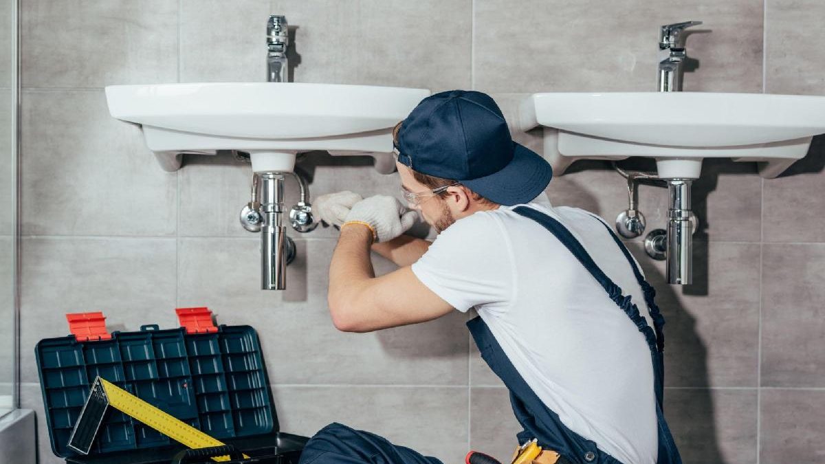 “When To Call A Professional Plumber: Here Are 5 Signs To Look Out For”