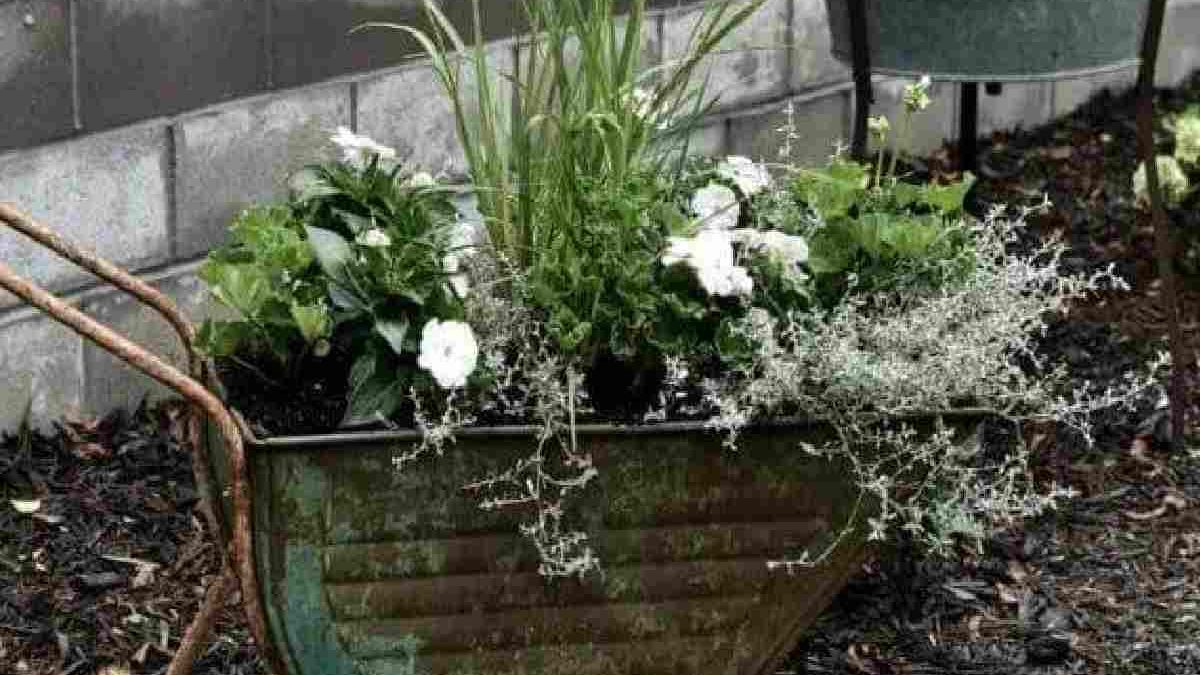 9 Rustic Garden Decor Ideas Using Reclaimed Wood