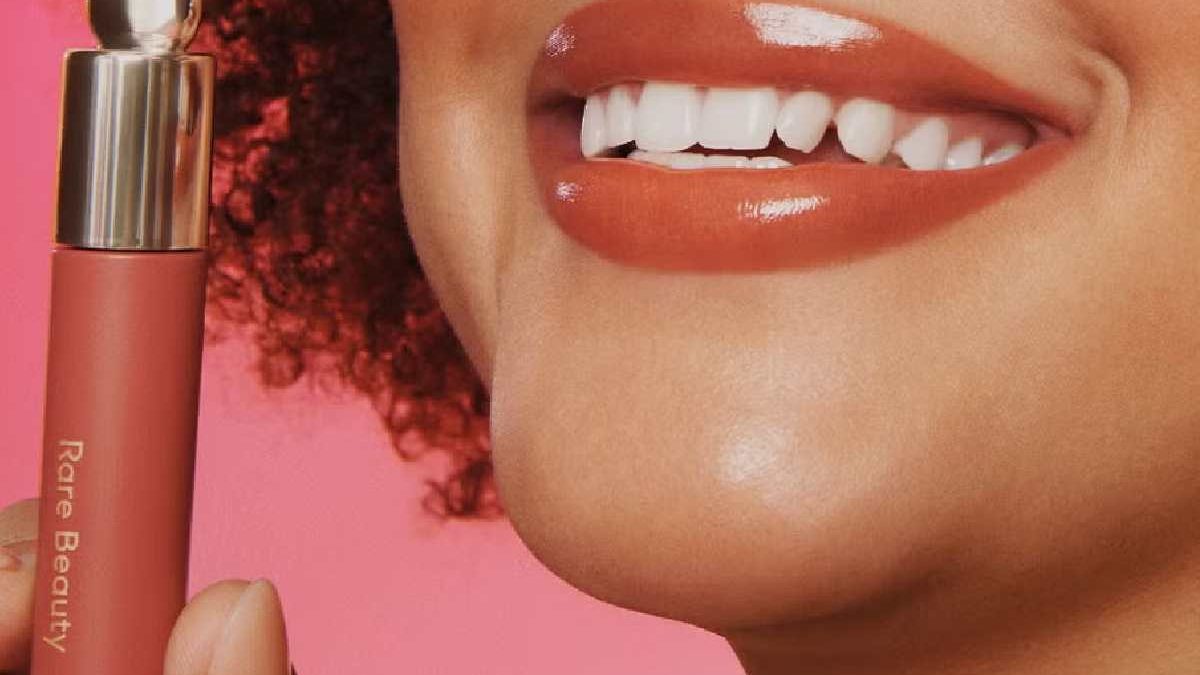 Rare Beauty Lip Oil: A Weightless Glow Your Lips Will Love